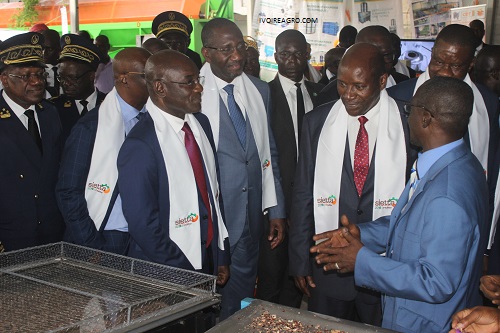 13/11/18  3 dition du SIETTA: l'enseignant chercheur SISSOKO Amara  de l'INP HB  prsente les units de  transformation de la noix de cajou  moindre cot et invite les industriels de fabrication d'quipements  s'approprier ces technologies.